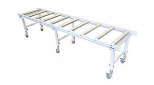 Table with adjustable rollers width of rollers
